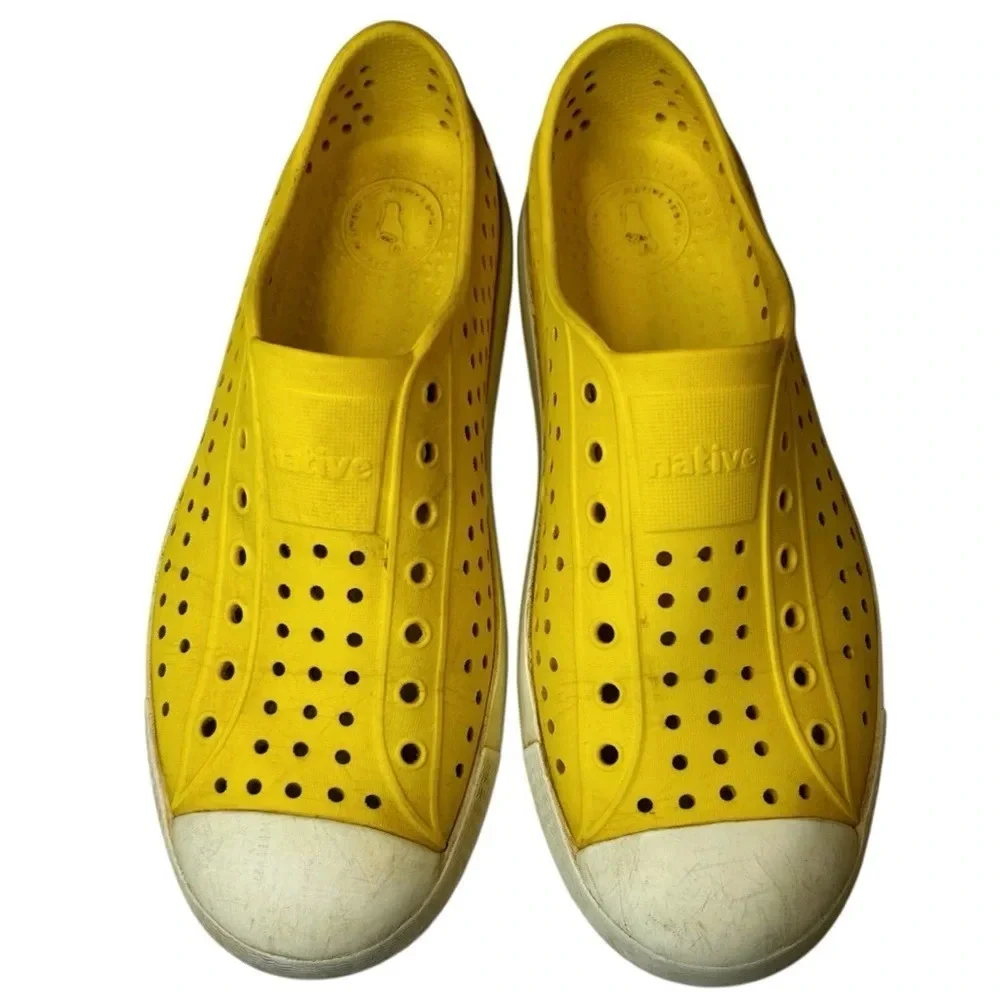 Native‎ Jefferson Yellow shoes. Size J4